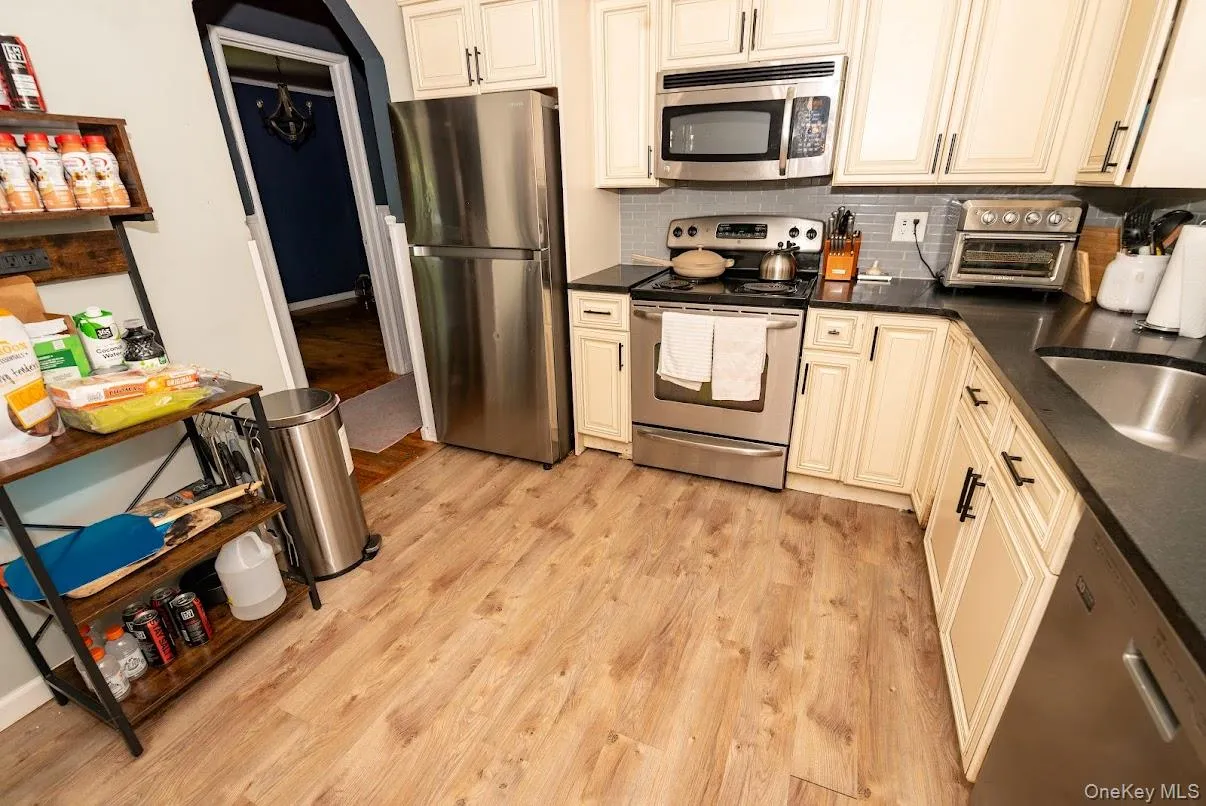 23 Martin Road, Oyster Bay, NY, 3 Bedrooms Bedrooms, 6 Rooms Rooms,1 BathroomBathrooms,Residential,For Rent,Martin,0,1007172 23 Martin Road, Oyster Bay, NY, 3 Bedrooms Bedrooms, 6 Rooms Rooms,1 BathroomBathrooms,Residential,For Rent,Martin,0,1007172