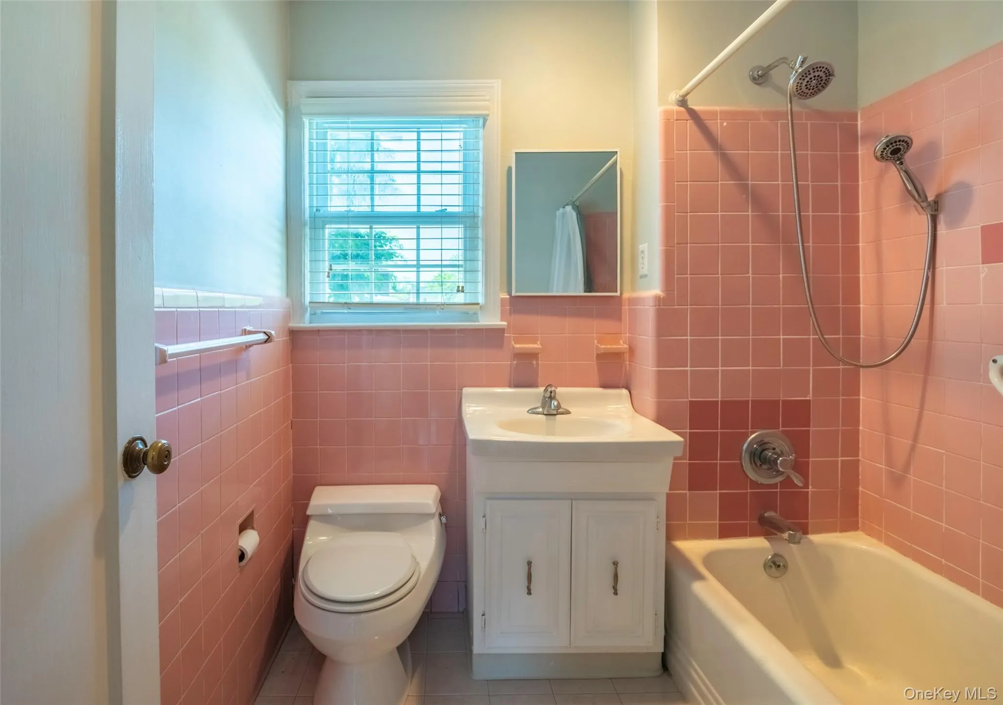 172 Hillside Avenue, North Hempstead, NY, 2 Bedrooms Bedrooms, 5 Rooms Rooms,1 BathroomBathrooms,Residential,For Rent,Hillside,0,1007175 172 Hillside Avenue, North Hempstead, NY, 2 Bedrooms Bedrooms, 5 Rooms Rooms,1 BathroomBathrooms,Residential,For Rent,Hillside,0,1007175