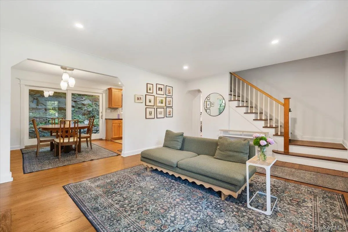 Bright and spacious living room, with fireplace and open access to dining area and kitchen. Bright and spacious living room, with fireplace and open access to dining area and kitchen.