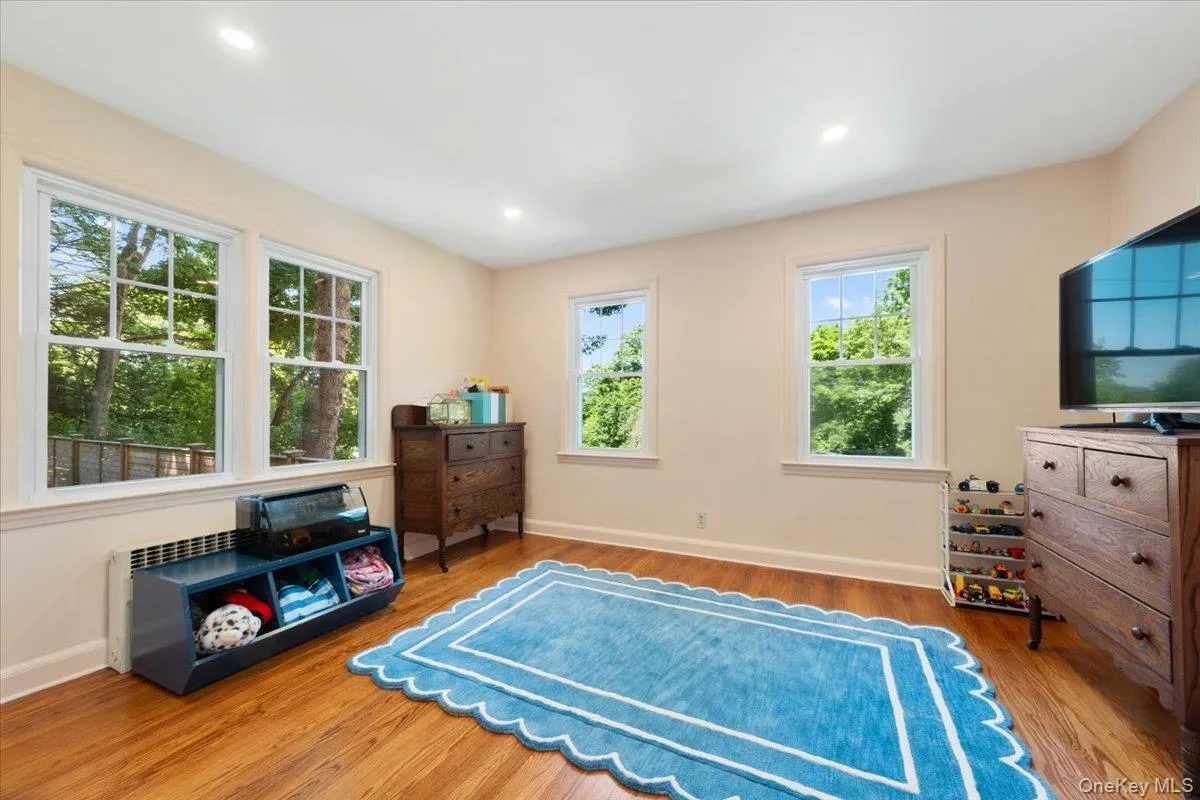 Sunlit first floor bedroom or flexible office space. Sunlit first floor bedroom or flexible office space.