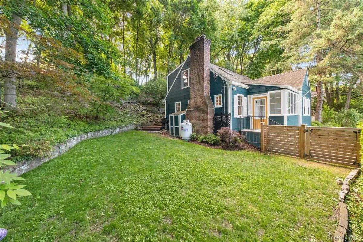 Spacious and manicured yard. Spacious and manicured yard.