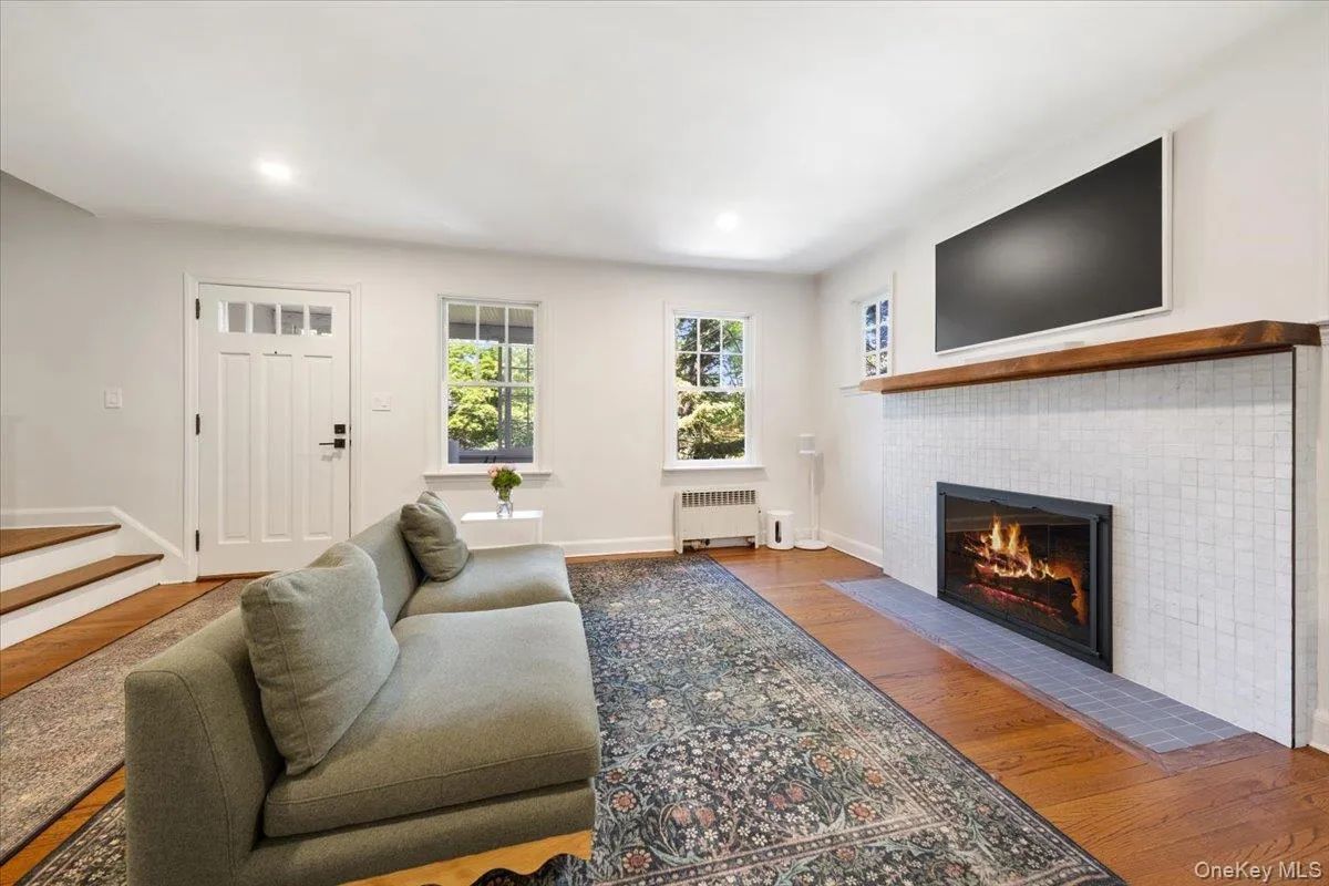 Bright and spacious living room, with fireplace and open access to dining area and kitchen. Bright and spacious living room, with fireplace and open access to dining area and kitchen.