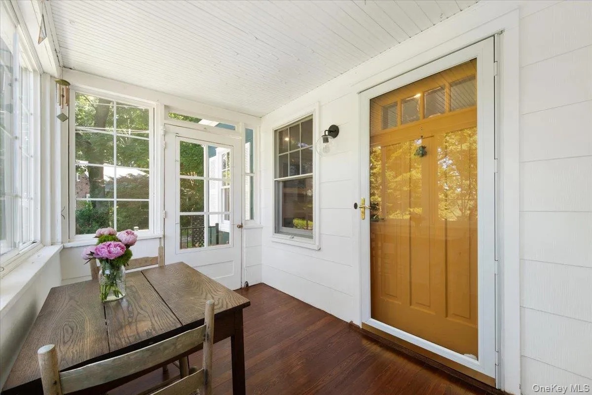 Entry sun room, perfect for morning coffee and enjoying the view. Entry sun room, perfect for morning coffee and enjoying the view.