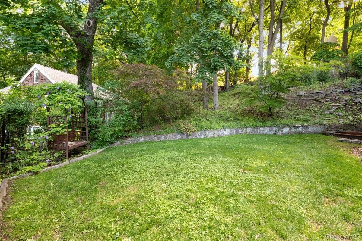 Spacious and manicured yard. Spacious and manicured yard.