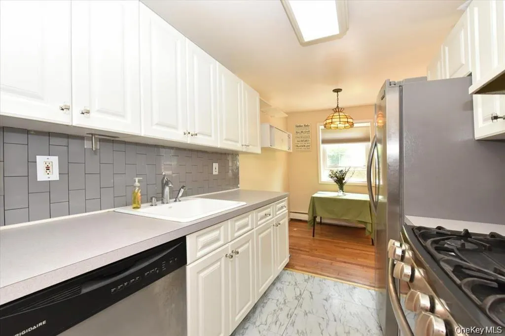 295 Merrick Road, Babylon, NY, 1 Bedroom Bedrooms, 3 Rooms Rooms,1 BathroomBathrooms,Residential,For Rent,Merrick,0,1007225 295 Merrick Road, Babylon, NY, 1 Bedroom Bedrooms, 3 Rooms Rooms,1 BathroomBathrooms,Residential,For Rent,Merrick,0,1007225