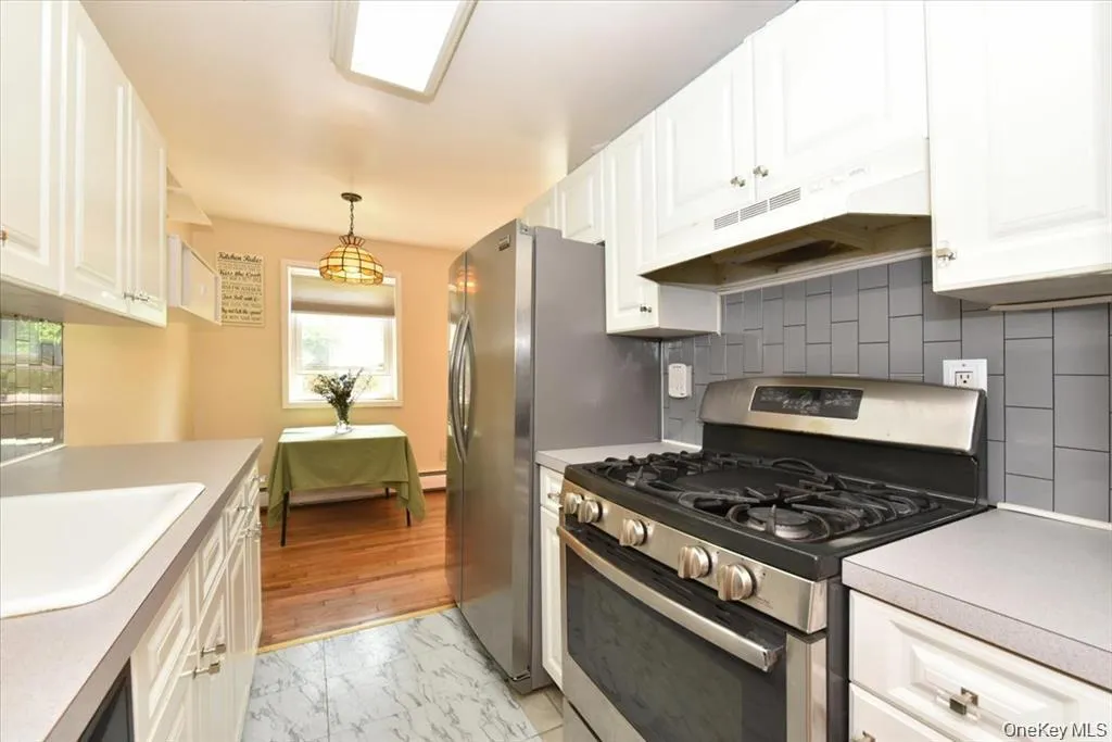295 Merrick Road, Babylon, NY, 1 Bedroom Bedrooms, 3 Rooms Rooms,1 BathroomBathrooms,Residential,For Rent,Merrick,0,1007225 295 Merrick Road, Babylon, NY, 1 Bedroom Bedrooms, 3 Rooms Rooms,1 BathroomBathrooms,Residential,For Rent,Merrick,0,1007225