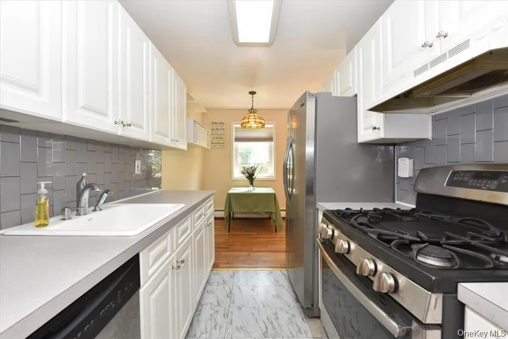 295 Merrick Road, Babylon, NY, 1 Bedroom Bedrooms, 3 Rooms Rooms,1 BathroomBathrooms,Residential,For Rent,Merrick,0,1007225 295 Merrick Road, Babylon, NY, 1 Bedroom Bedrooms, 3 Rooms Rooms,1 BathroomBathrooms,Residential,For Rent,Merrick,0,1007225