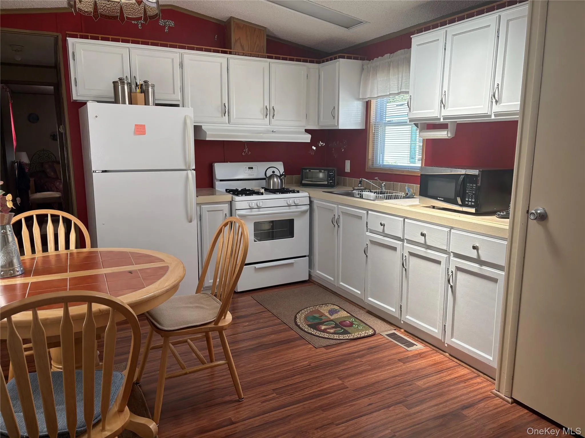 525/B11 Riverleigh Avenue, Riverhead, NY, 1 Bedroom Bedrooms, 4 Rooms Rooms,1 BathroomBathrooms,Residential,For Rent,Riverleigh,0,1007236 525/B11 Riverleigh Avenue, Riverhead, NY, 1 Bedroom Bedrooms, 4 Rooms Rooms,1 BathroomBathrooms,Residential,For Rent,Riverleigh,0,1007236