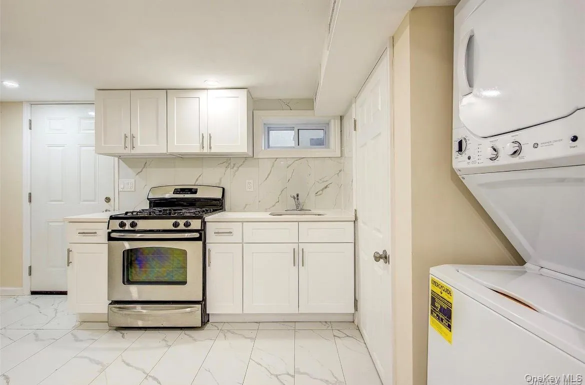 164-38 76th Road, New York, NY, 3 Bedrooms Bedrooms, 6 Rooms Rooms,2 BathroomsBathrooms,Residential Lease,For Rent,76th,0,1007237 164-38 76th Road, New York, NY, 3 Bedrooms Bedrooms, 6 Rooms Rooms,2 BathroomsBathrooms,Residential Lease,For Rent,76th,0,1007237