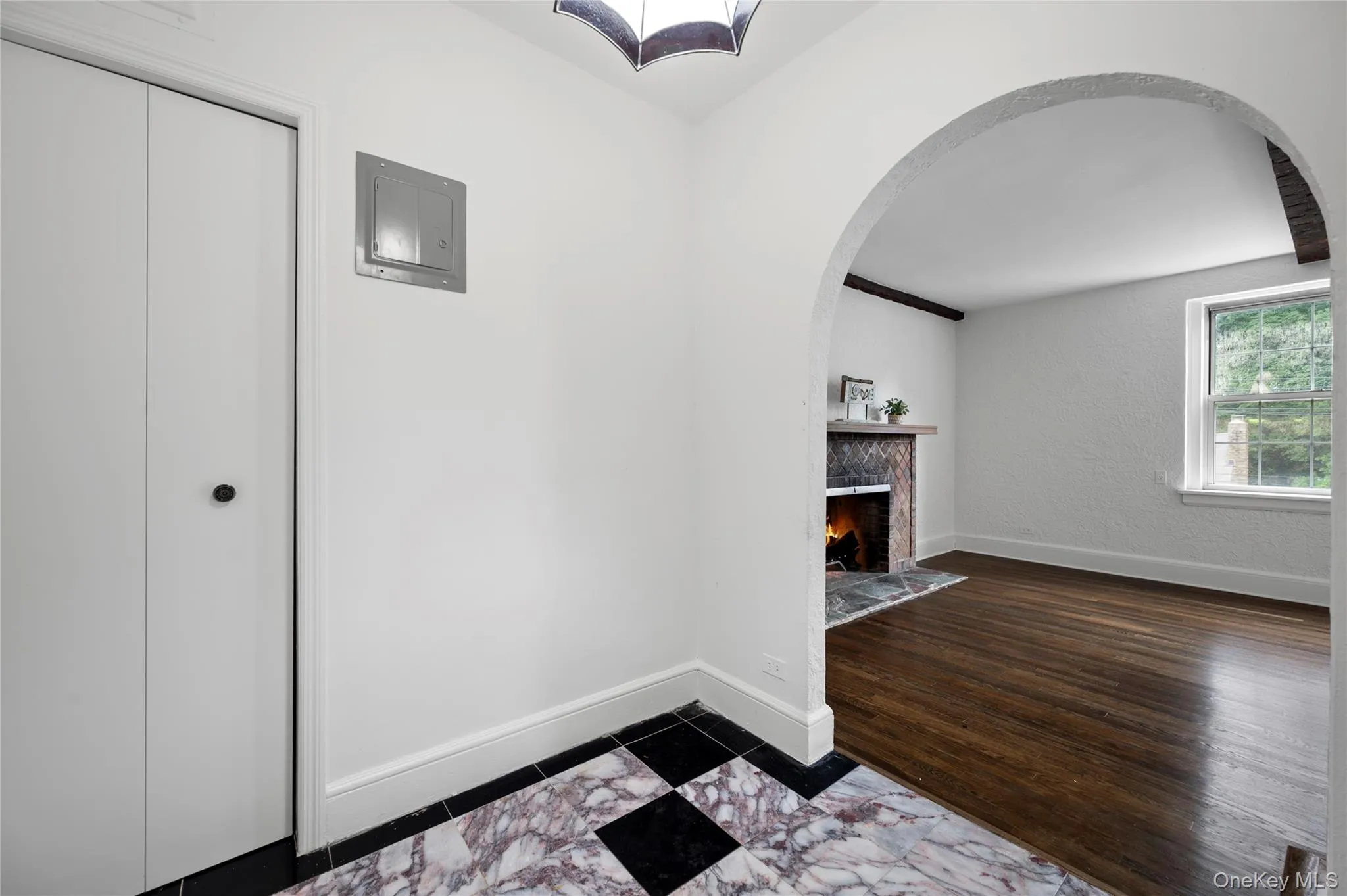 Walk into this unit and experience its original architectural details, including the beautiful arched entrance way Walk into this unit and experience its original architectural details, including the beautiful arched entrance way