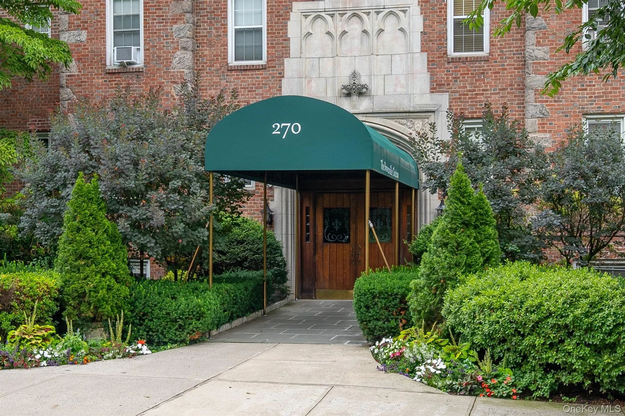 The building provides a convenient 15-minute loading area at the entrance, making arrivals and unloading hassle-free The building provides a convenient 15-minute loading area at the entrance, making arrivals and unloading hassle-free