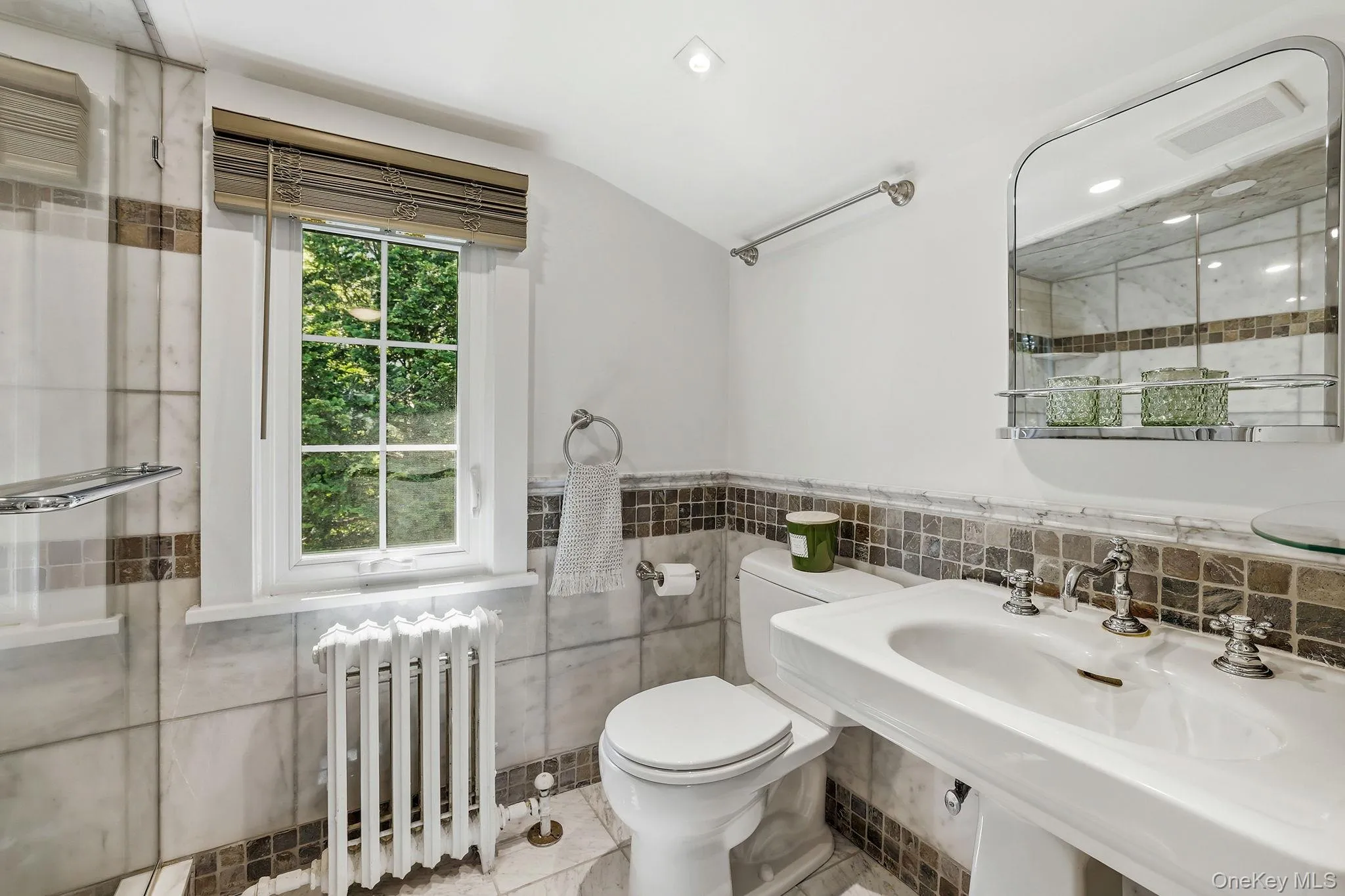 En-Suite Bathroom En-Suite Bathroom
