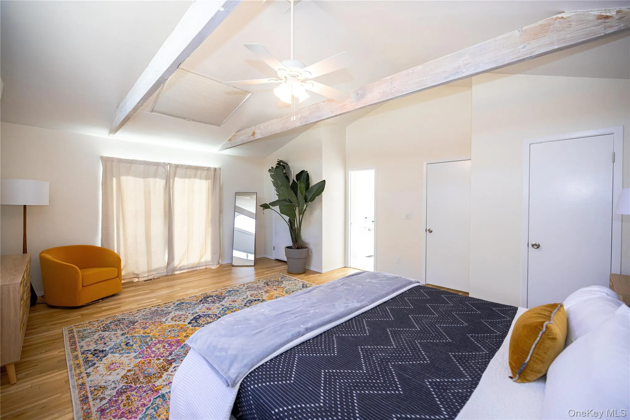 Main Bedroom with balcony overlooking the pool Main Bedroom with balcony overlooking the pool