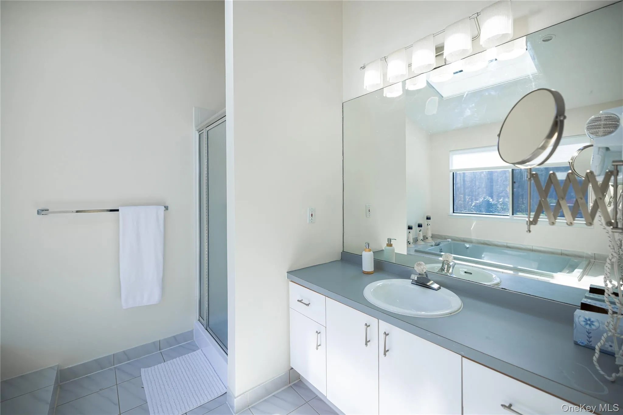 En-suite full bathroom of Main Bedroom with separate shower En-suite full bathroom of Main Bedroom with separate shower