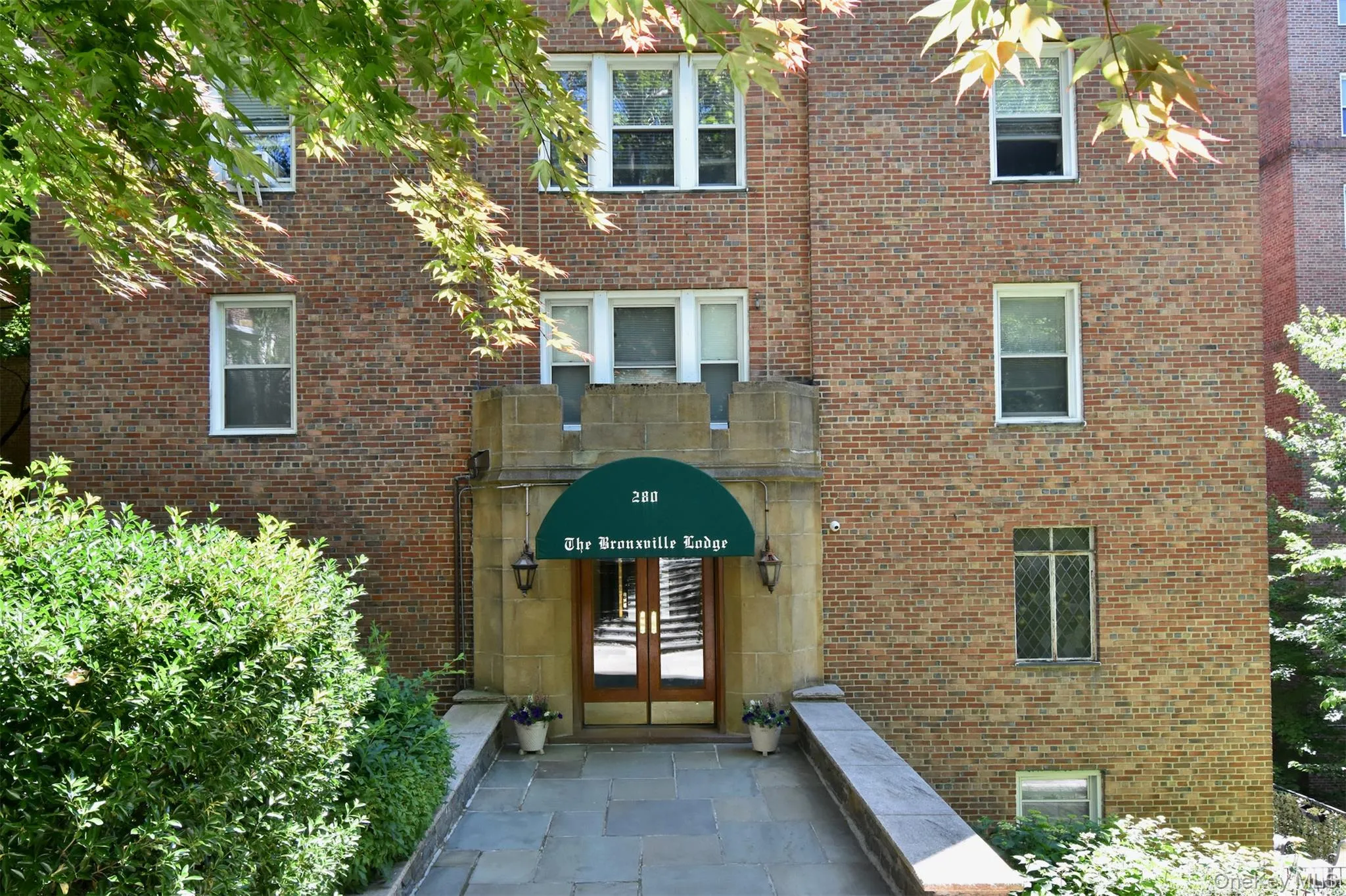 Located in a highly sought-after pre-war building, this charming residence offers unmatched convenience with a walk-to-everything location. Located in a highly sought-after pre-war building, this charming residence offers unmatched convenience with a walk-to-everything location.