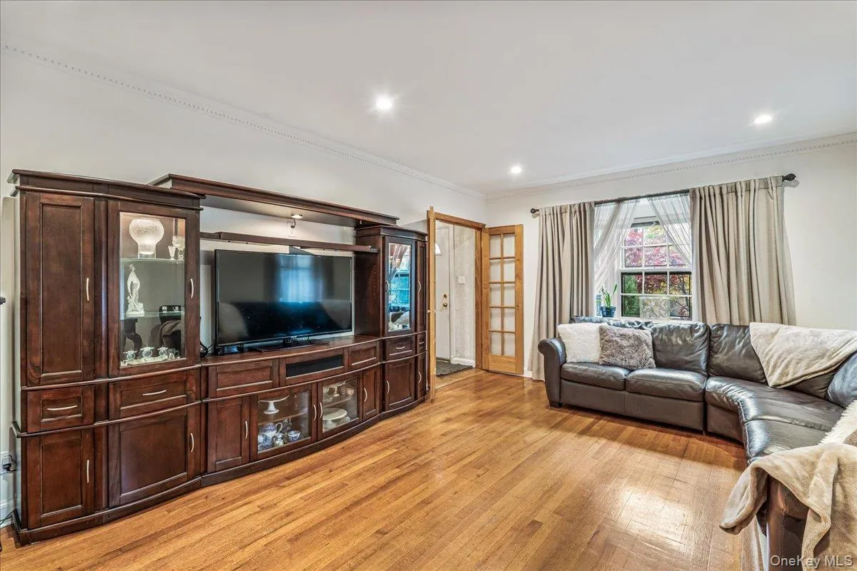 186-15 Grand Central Parkway, New York, NY, 3 Bedrooms Bedrooms, 10 Rooms Rooms,1 BathroomBathrooms,Residential,For Rent,Grand Central,0,1007315 186-15 Grand Central Parkway, New York, NY, 3 Bedrooms Bedrooms, 10 Rooms Rooms,1 BathroomBathrooms,Residential,For Rent,Grand Central,0,1007315