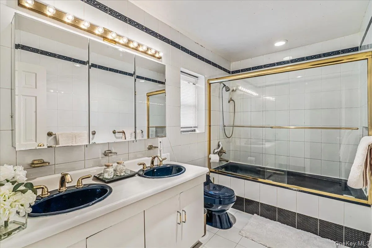 186-15 Grand Central Parkway, New York, NY, 3 Bedrooms Bedrooms, 10 Rooms Rooms,1 BathroomBathrooms,Residential,For Rent,Grand Central,0,1007315 186-15 Grand Central Parkway, New York, NY, 3 Bedrooms Bedrooms, 10 Rooms Rooms,1 BathroomBathrooms,Residential,For Rent,Grand Central,0,1007315