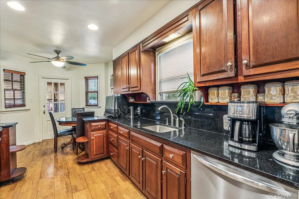 186-15 Grand Central Parkway, New York, NY, 3 Bedrooms Bedrooms, 10 Rooms Rooms,1 BathroomBathrooms,Residential,For Rent,Grand Central,0,1007315 186-15 Grand Central Parkway, New York, NY, 3 Bedrooms Bedrooms, 10 Rooms Rooms,1 BathroomBathrooms,Residential,For Rent,Grand Central,0,1007315