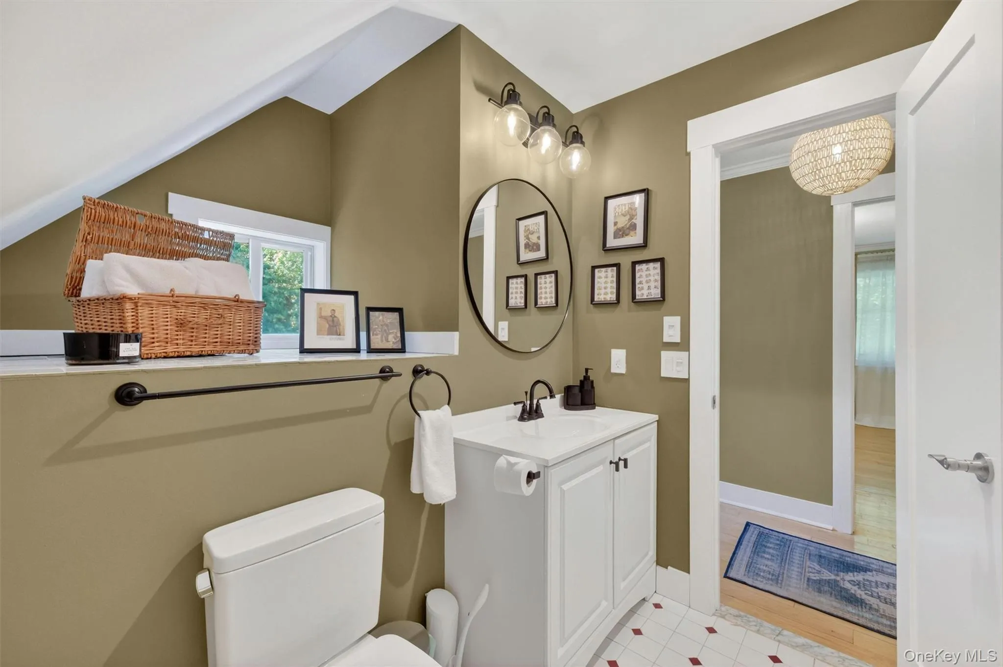 Stylish full Hall Bath complements the home's decor. Stylish full Hall Bath complements the home's decor.