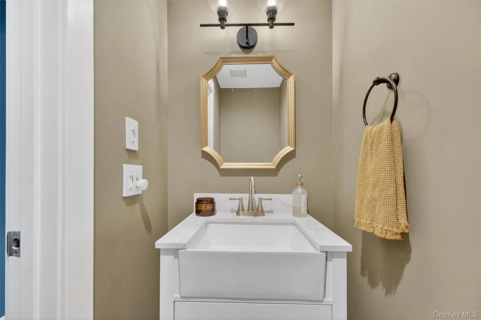 Convenient & stylish Powder Room on main floor. Convenient & stylish Powder Room on main floor.