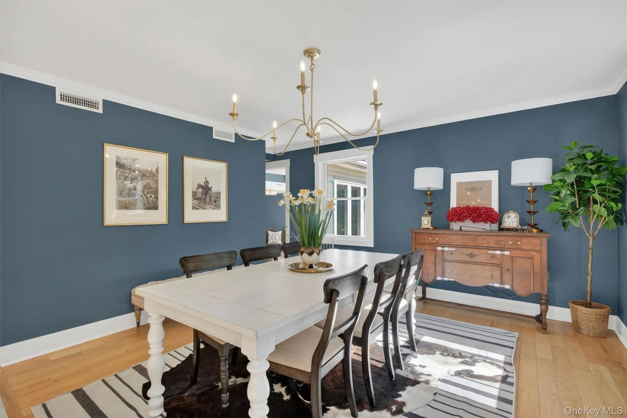 Elegant formal Dining Room adds charm and sophistication. Elegant formal Dining Room adds charm and sophistication.