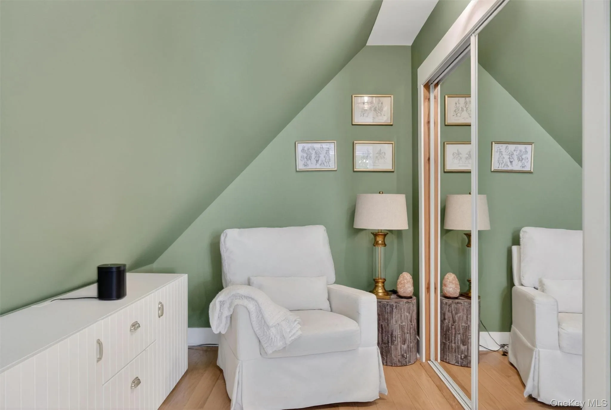 2nd Bedroom has quiet & cozy reading nook. 2nd Bedroom has quiet & cozy reading nook.