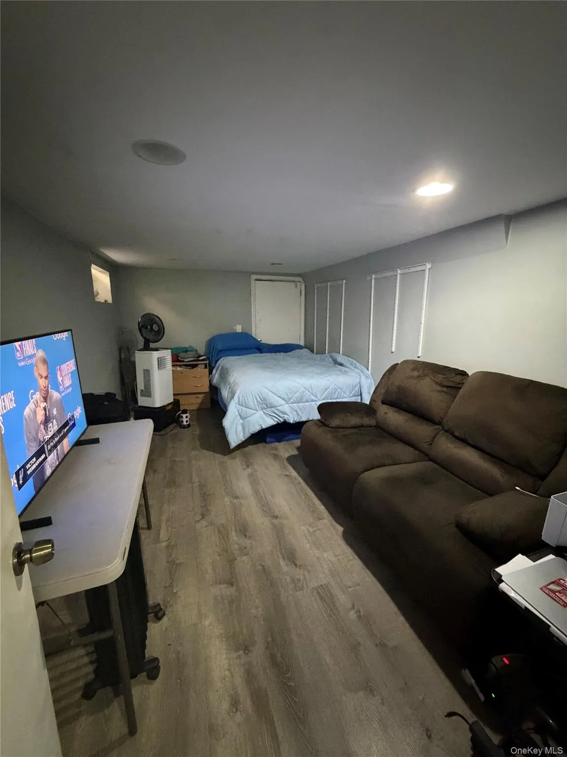 Spacious room that can be used as an office, loft or guest room. Spacious room that can be used as an office, loft or guest room.