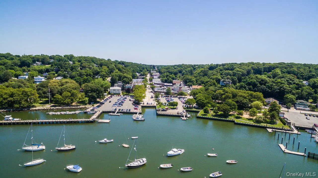 Waterfront community featuring an expansive harbor, extensive dockage, a tree-lined main street, and abundant green space Waterfront community featuring an expansive harbor, extensive dockage, a tree-lined main street, and abundant green space