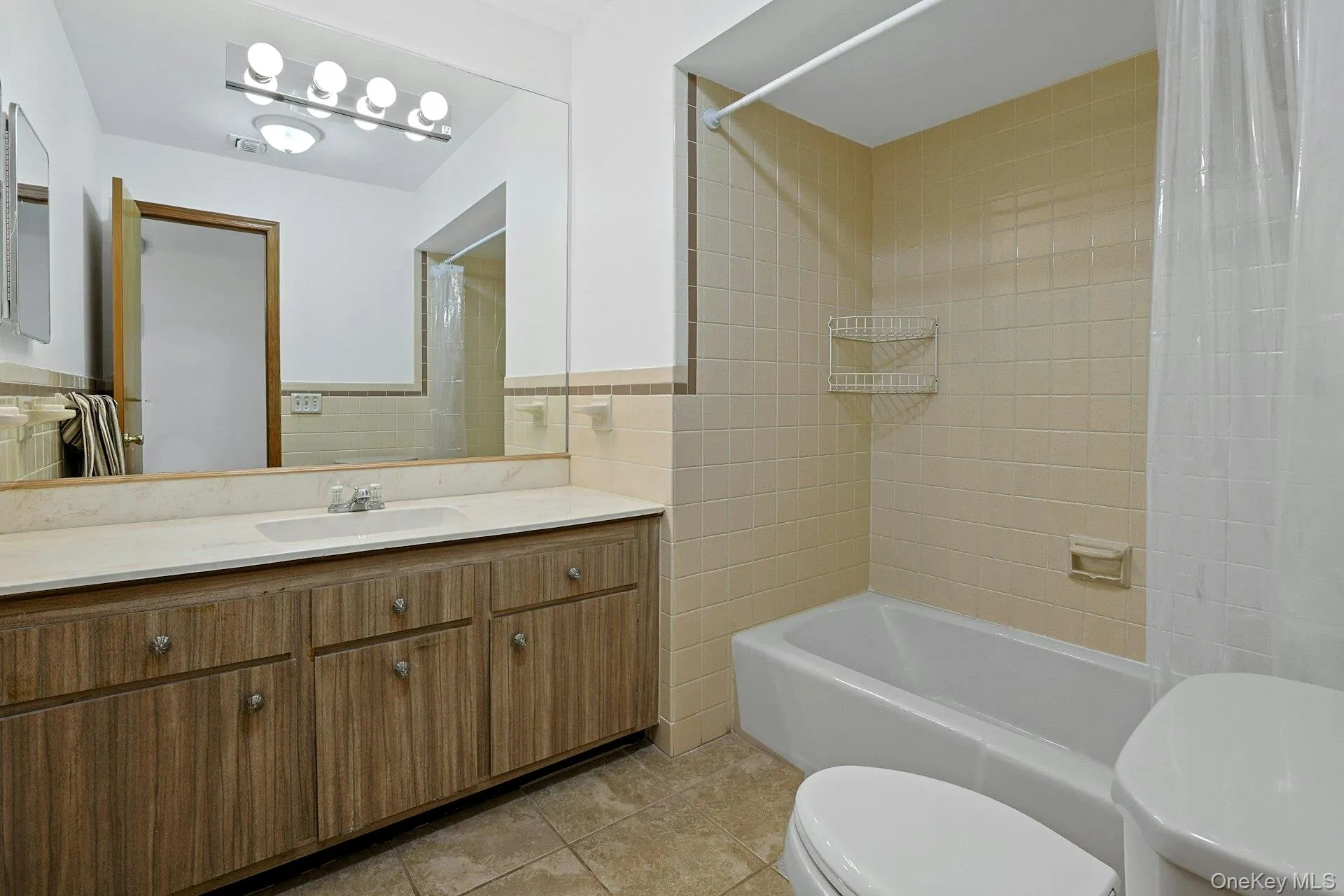 Neutral and clean full bath with a tub. Neutral and clean full bath with a tub.