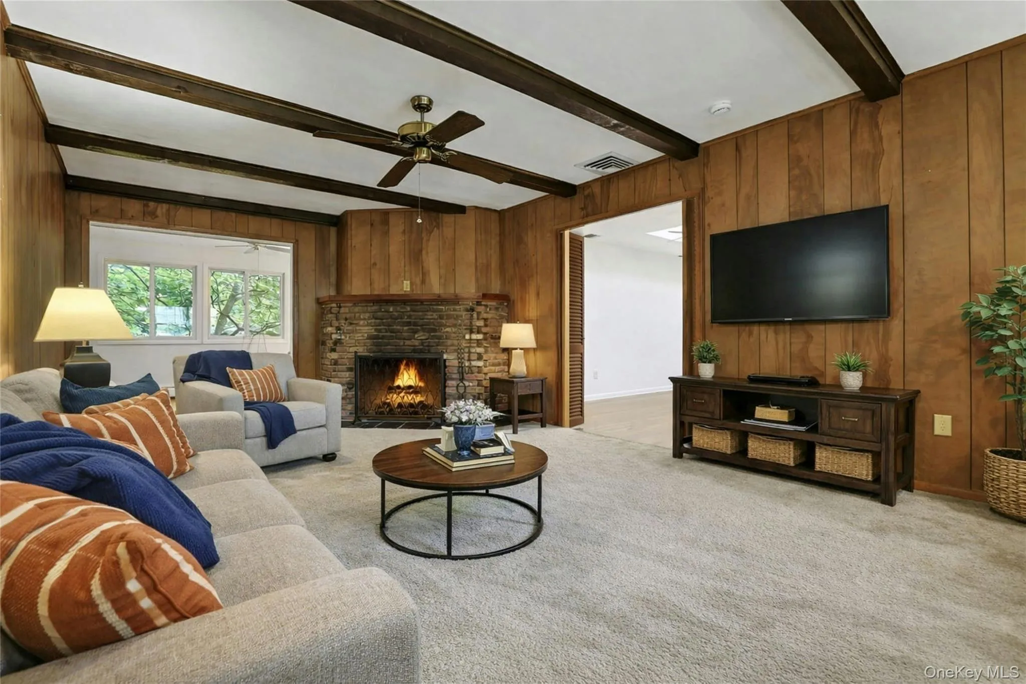 Vitually Staged and now such a comfortable room that you won't want to leave! Vitually Staged and now such a comfortable room that you won't want to leave!