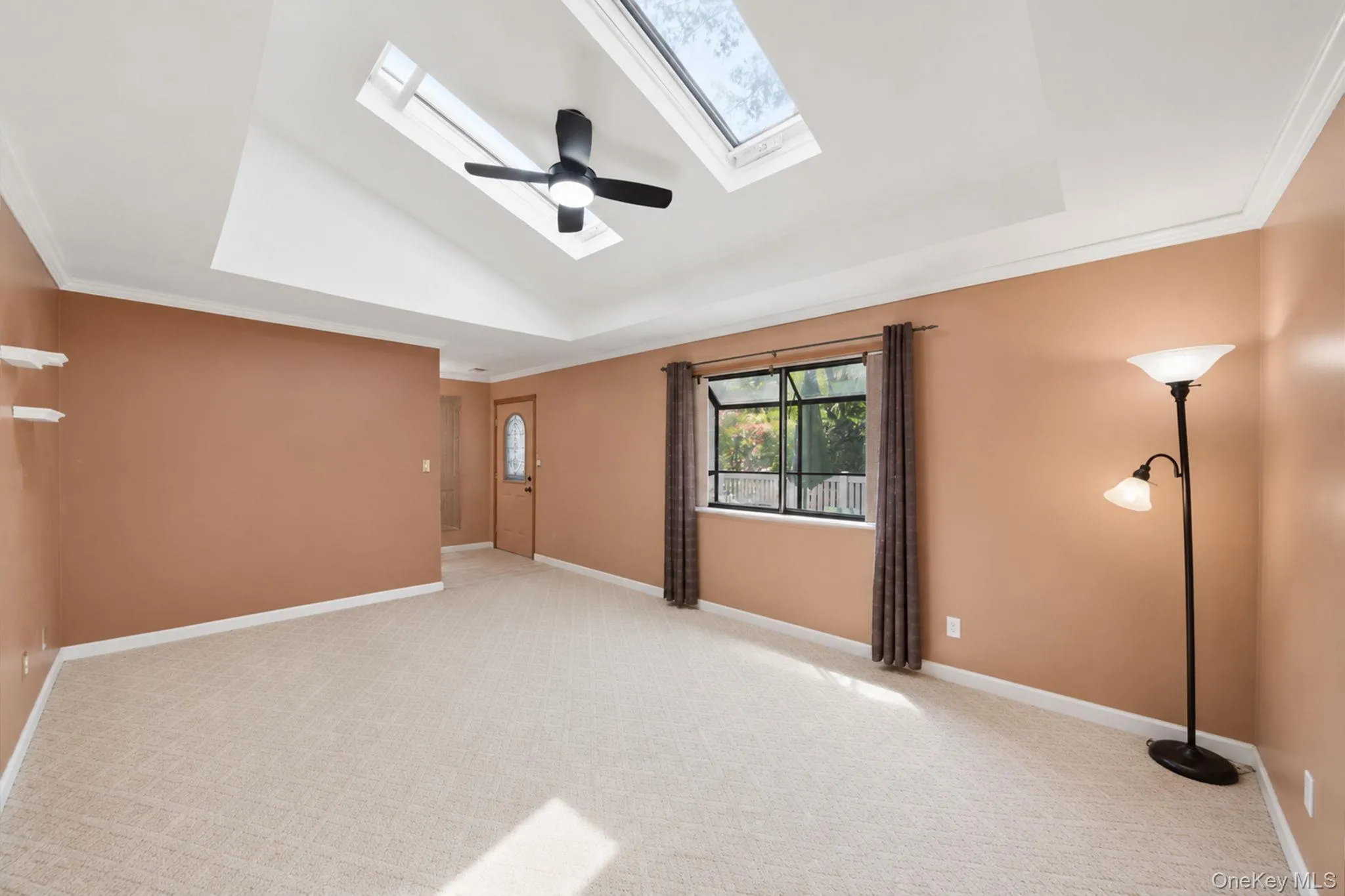 Spacious living room with vaulted ceilings / Two sky lights Spacious living room with vaulted ceilings / Two sky lights
