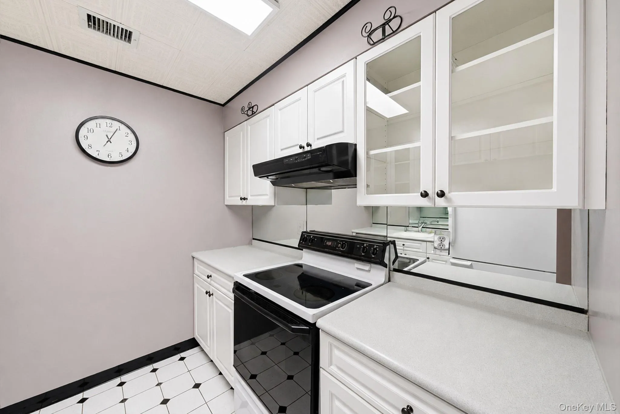 Electric stove with vent hood / Glass cabinets Electric stove with vent hood / Glass cabinets