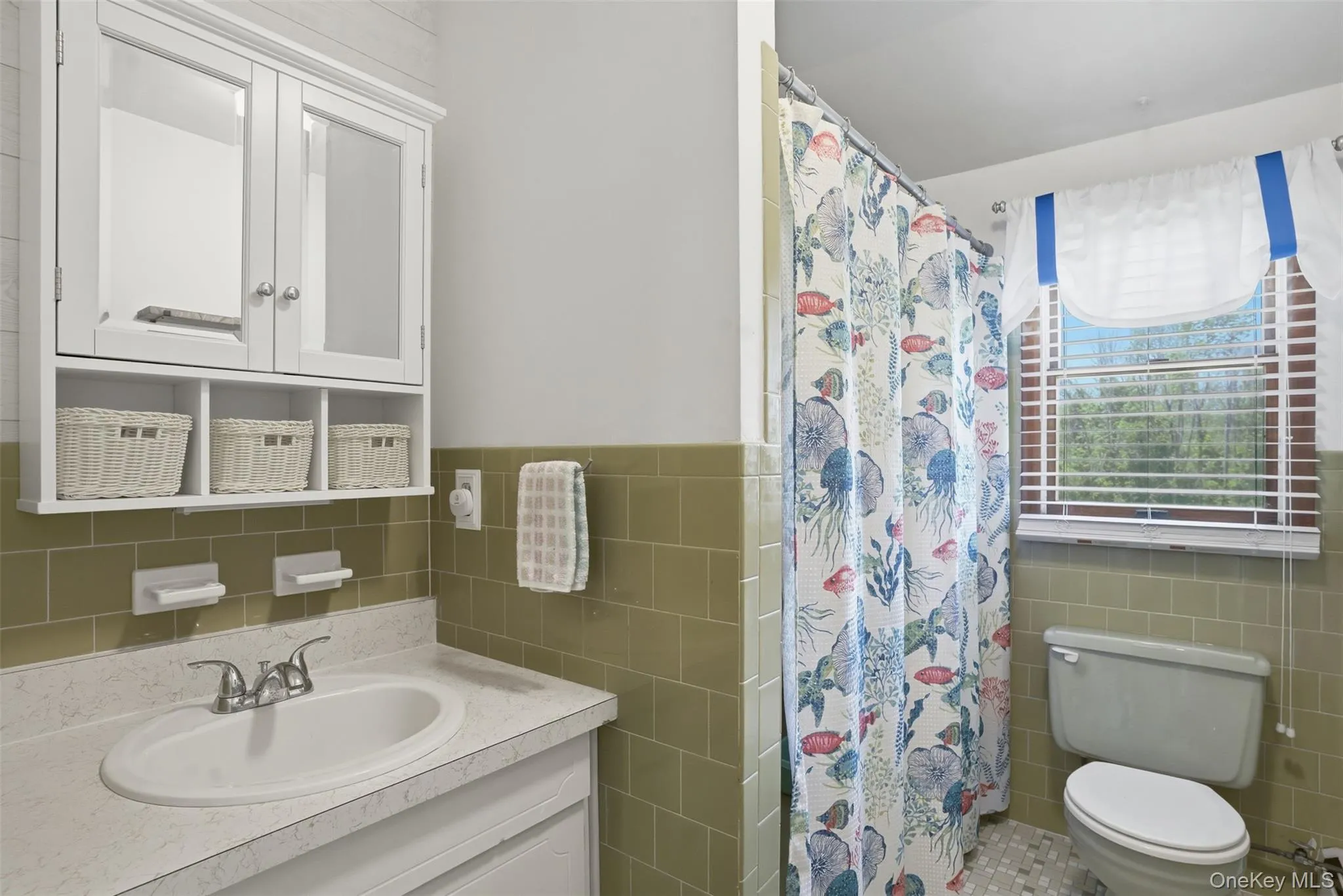 Main full bathroom recently refreshed. Main full bathroom recently refreshed.