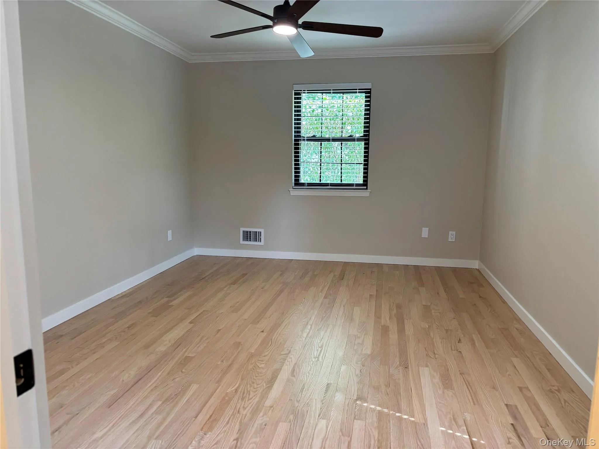 Ceiling fan with remote Ceiling fan with remote