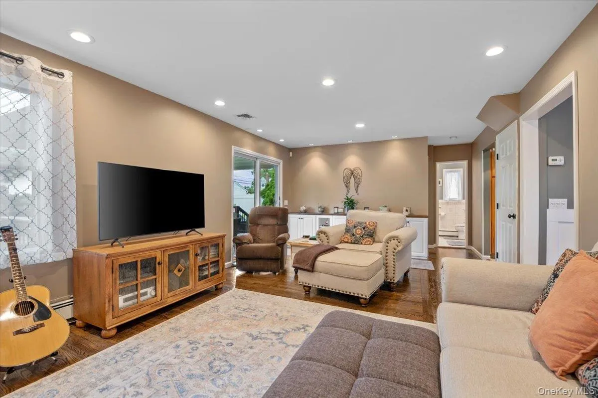 4 Westbury Avenue, Oyster Bay, NY, 5 Bedrooms Bedrooms, 8 Rooms Rooms,3 BathroomsBathrooms,Residential,For Rent,Westbury,0,1007526 4 Westbury Avenue, Oyster Bay, NY, 5 Bedrooms Bedrooms, 8 Rooms Rooms,3 BathroomsBathrooms,Residential,For Rent,Westbury,0,1007526