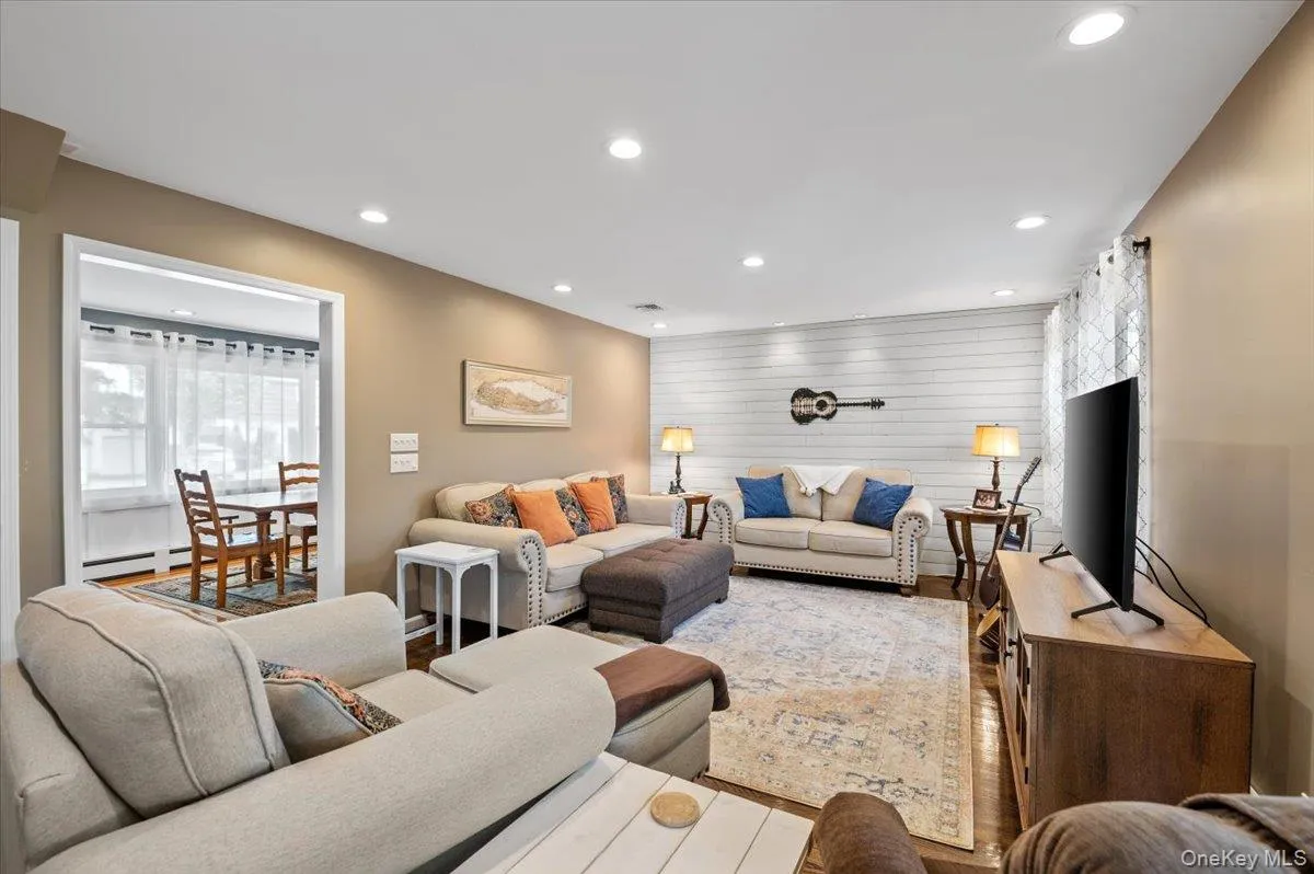 4 Westbury Avenue, Oyster Bay, NY, 5 Bedrooms Bedrooms, 8 Rooms Rooms,3 BathroomsBathrooms,Residential,For Rent,Westbury,0,1007526 4 Westbury Avenue, Oyster Bay, NY, 5 Bedrooms Bedrooms, 8 Rooms Rooms,3 BathroomsBathrooms,Residential,For Rent,Westbury,0,1007526