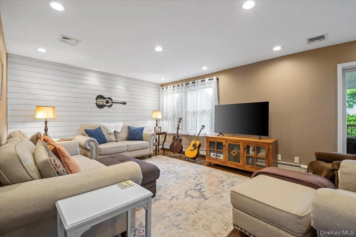 4 Westbury Avenue, Oyster Bay, NY, 5 Bedrooms Bedrooms, 8 Rooms Rooms,3 BathroomsBathrooms,Residential,For Rent,Westbury,0,1007526 4 Westbury Avenue, Oyster Bay, NY, 5 Bedrooms Bedrooms, 8 Rooms Rooms,3 BathroomsBathrooms,Residential,For Rent,Westbury,0,1007526