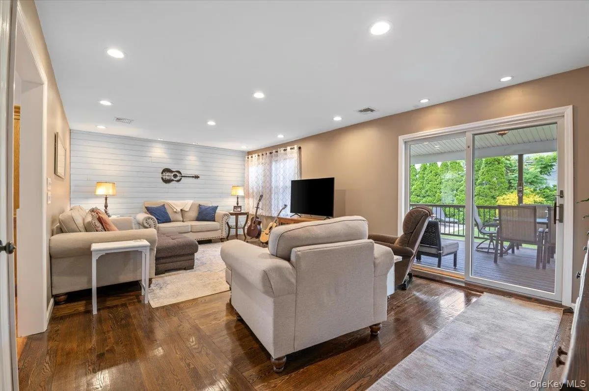 4 Westbury Avenue, Oyster Bay, NY, 5 Bedrooms Bedrooms, 8 Rooms Rooms,3 BathroomsBathrooms,Residential,For Rent,Westbury,0,1007526 4 Westbury Avenue, Oyster Bay, NY, 5 Bedrooms Bedrooms, 8 Rooms Rooms,3 BathroomsBathrooms,Residential,For Rent,Westbury,0,1007526