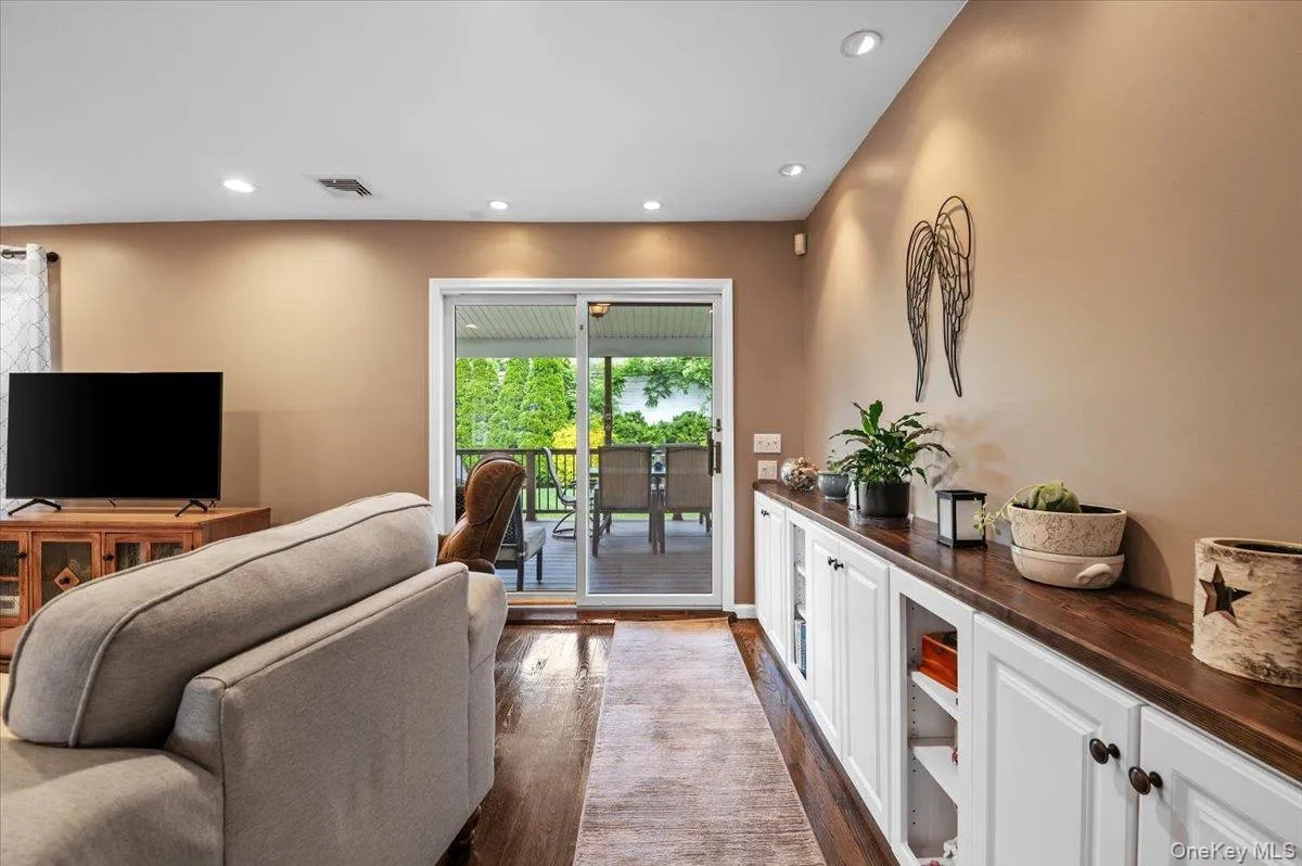 4 Westbury Avenue, Oyster Bay, NY, 5 Bedrooms Bedrooms, 8 Rooms Rooms,3 BathroomsBathrooms,Residential,For Rent,Westbury,0,1007526 4 Westbury Avenue, Oyster Bay, NY, 5 Bedrooms Bedrooms, 8 Rooms Rooms,3 BathroomsBathrooms,Residential,For Rent,Westbury,0,1007526