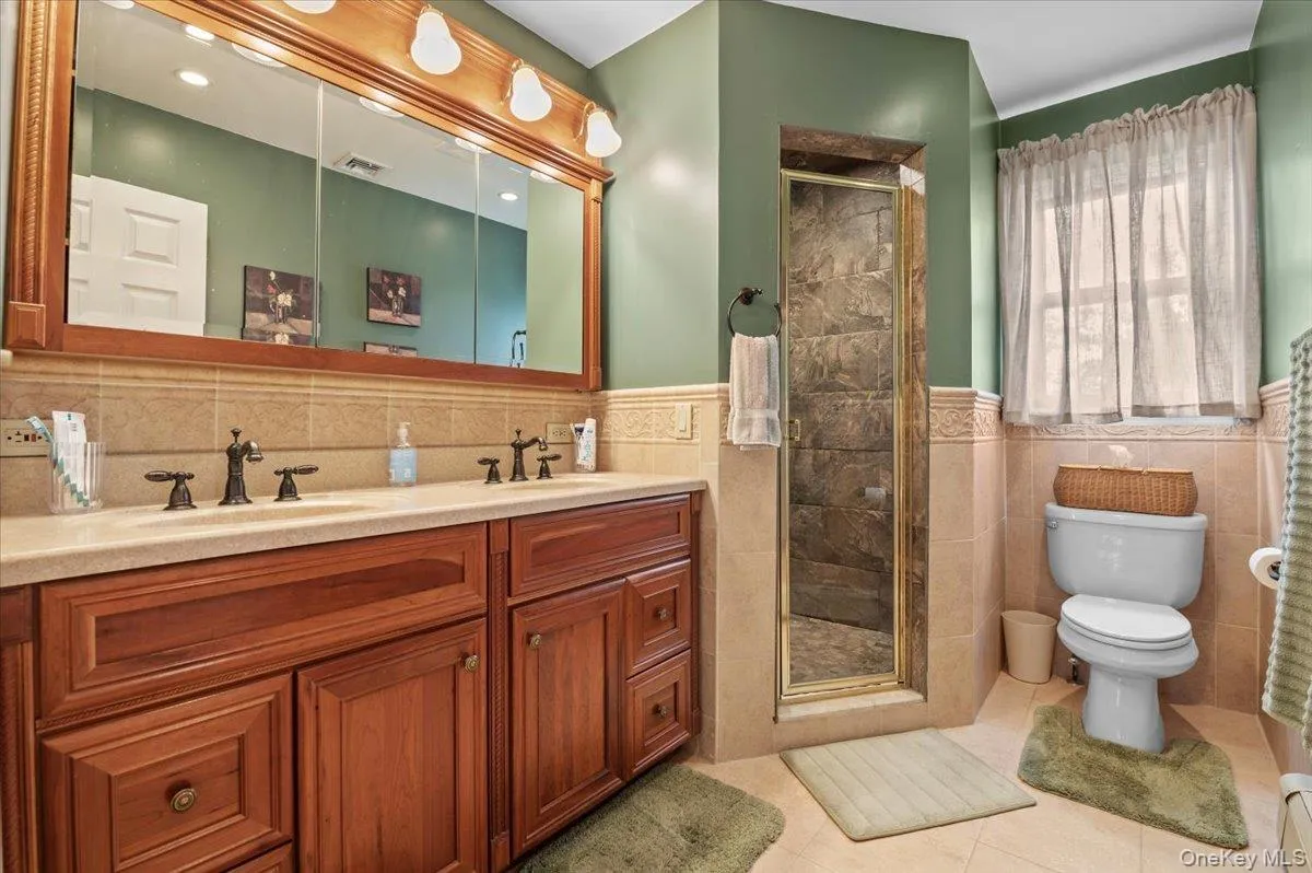 4 Westbury Avenue, Oyster Bay, NY, 5 Bedrooms Bedrooms, 8 Rooms Rooms,3 BathroomsBathrooms,Residential,For Rent,Westbury,0,1007526 4 Westbury Avenue, Oyster Bay, NY, 5 Bedrooms Bedrooms, 8 Rooms Rooms,3 BathroomsBathrooms,Residential,For Rent,Westbury,0,1007526
