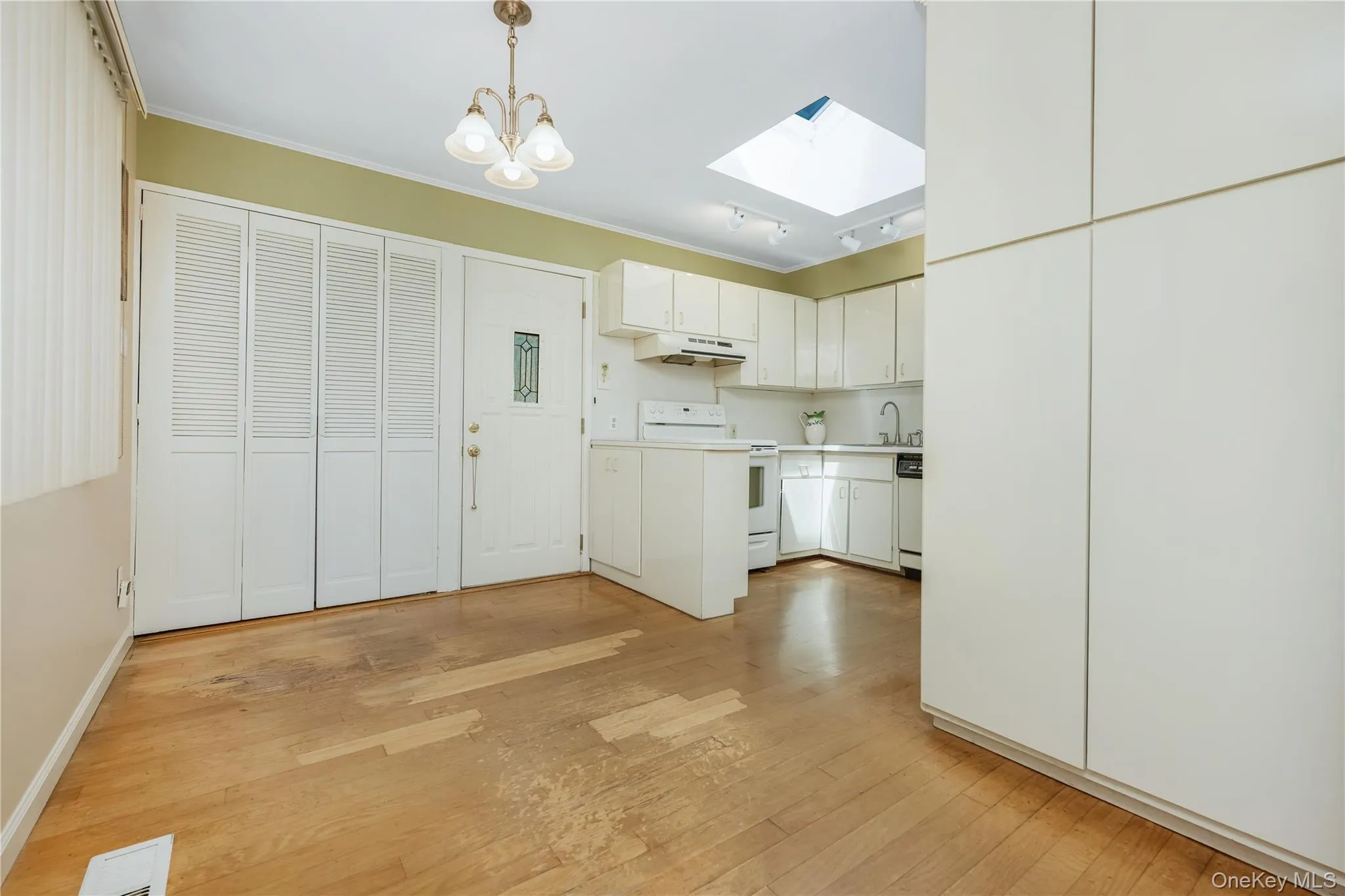 Dining Area with Washer and Dryer in Enclosed Closet Dining Area with Washer and Dryer in Enclosed Closet