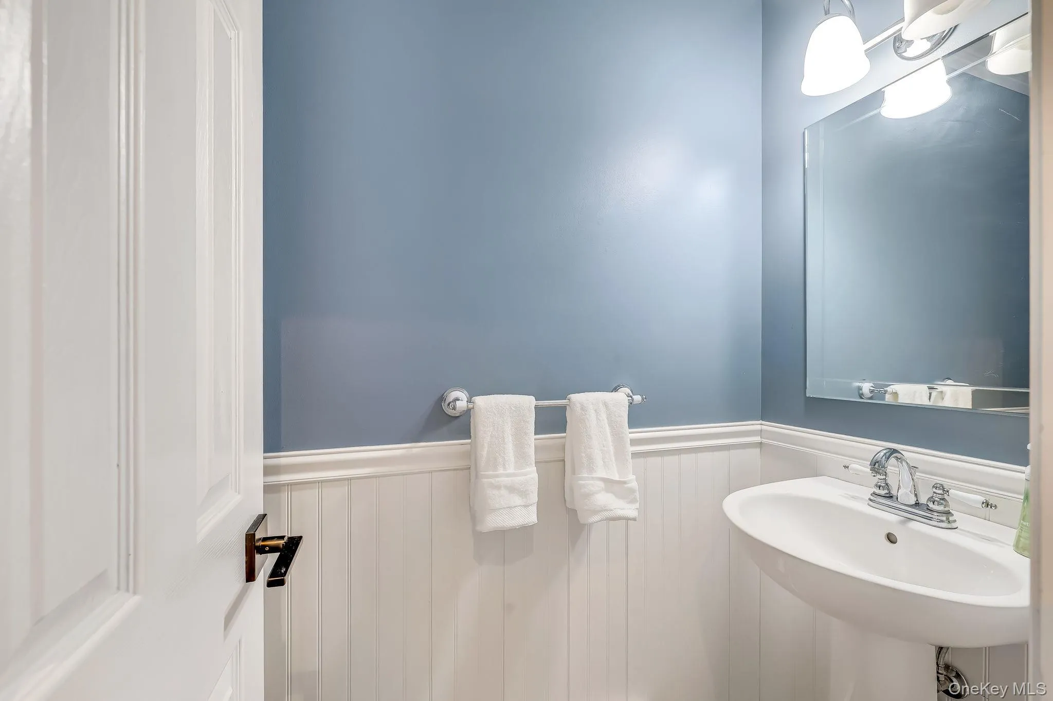 Half bathroom on the first floor. Half bathroom on the first floor.