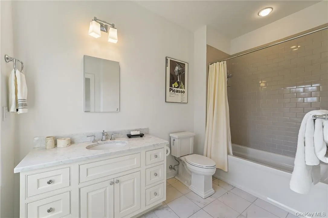 En-Suite Bathroom En-Suite Bathroom