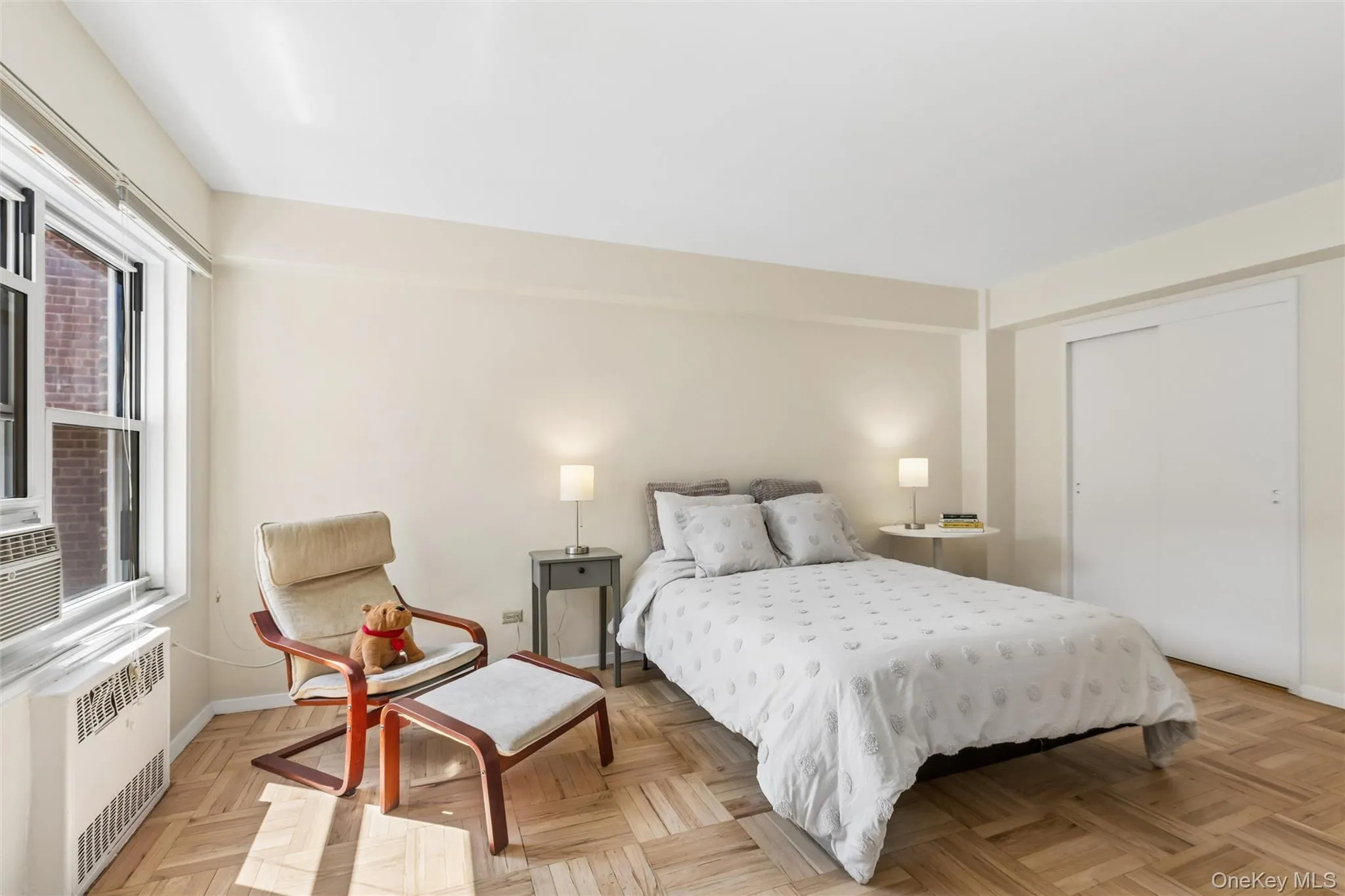 King-sized bedroom with three closets King-sized bedroom with three closets