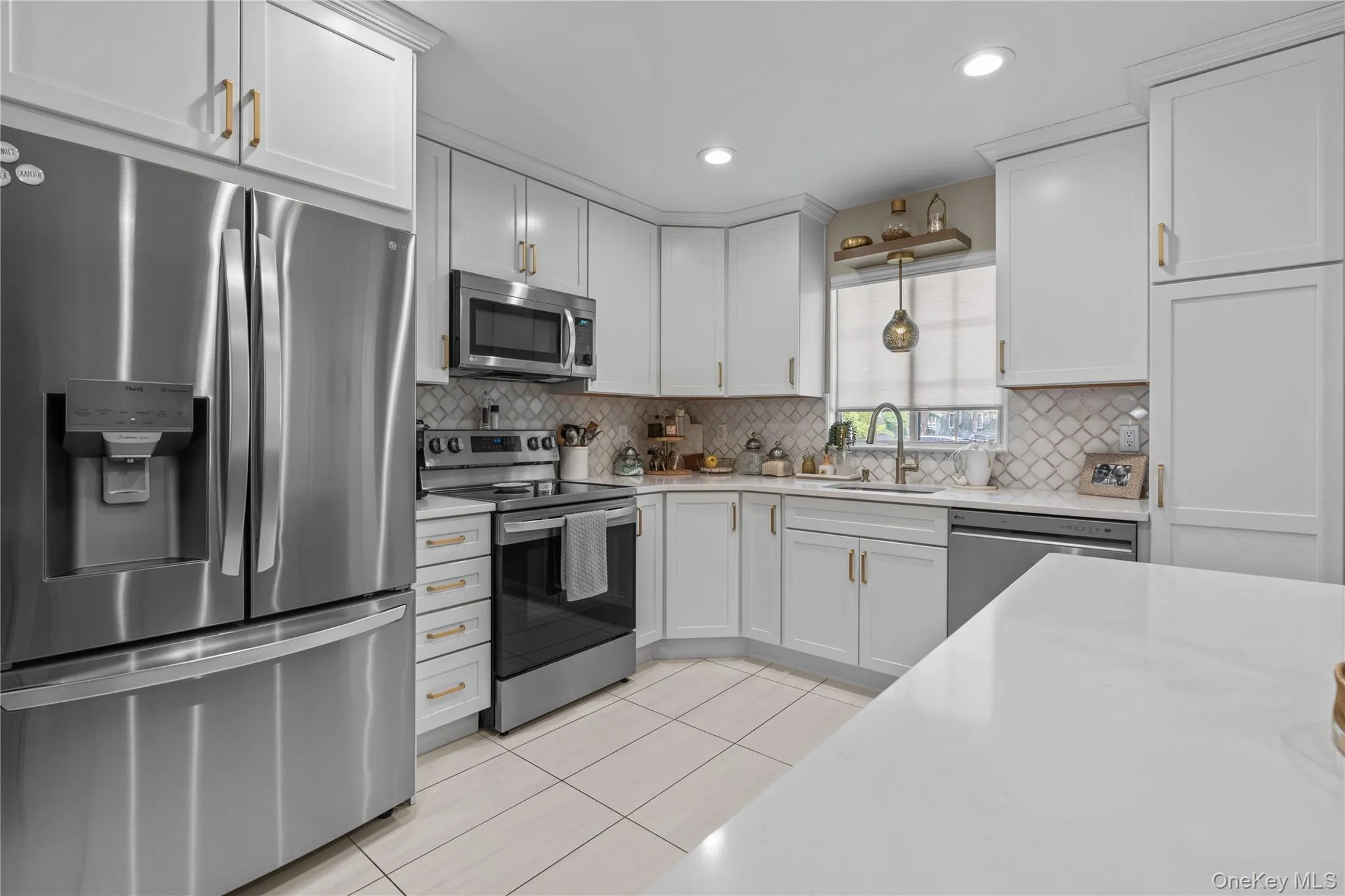 Beautiful, open kitchen with fine upgrades Beautiful, open kitchen with fine upgrades