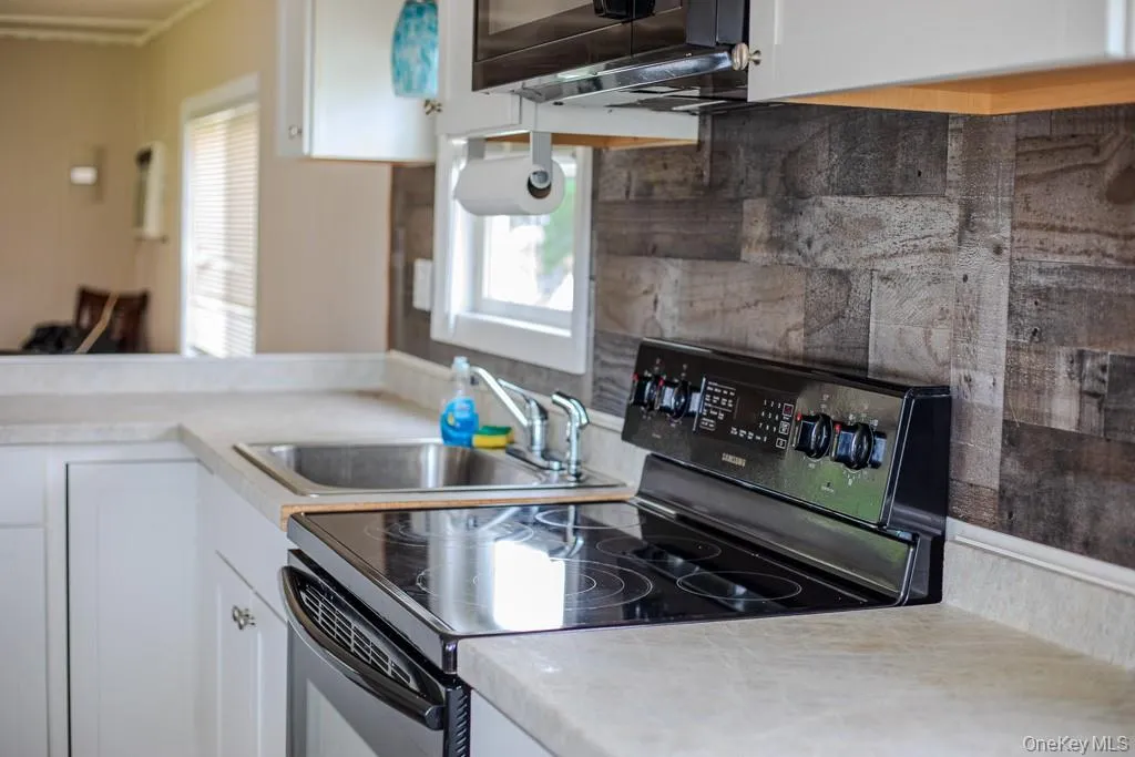 Electric oven, modern backsplash and lighting Electric oven, modern backsplash and lighting
