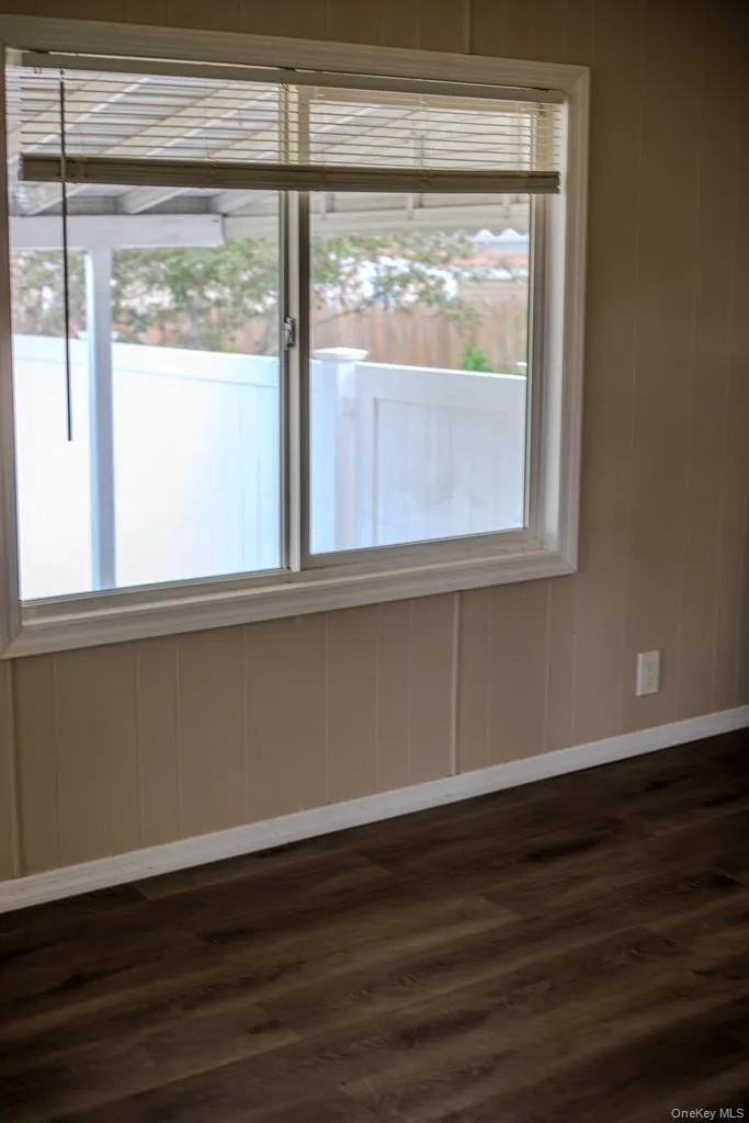 Lots of windows allowing sunlight to brighten living space Lots of windows allowing sunlight to brighten living space