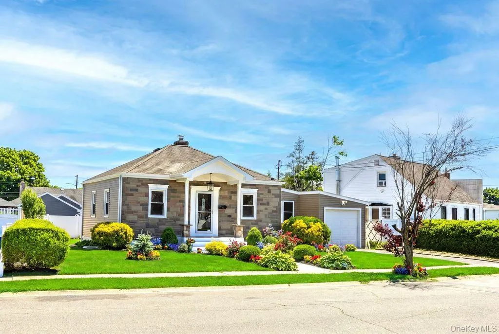 47 Walnut Avenue, Babylon, NY, 3 Bedrooms Bedrooms, 7 Rooms Rooms,2 BathroomsBathrooms,Residential,For Rent,Walnut,0,1007618 47 Walnut Avenue, Babylon, NY, 3 Bedrooms Bedrooms, 7 Rooms Rooms,2 BathroomsBathrooms,Residential,For Rent,Walnut,0,1007618