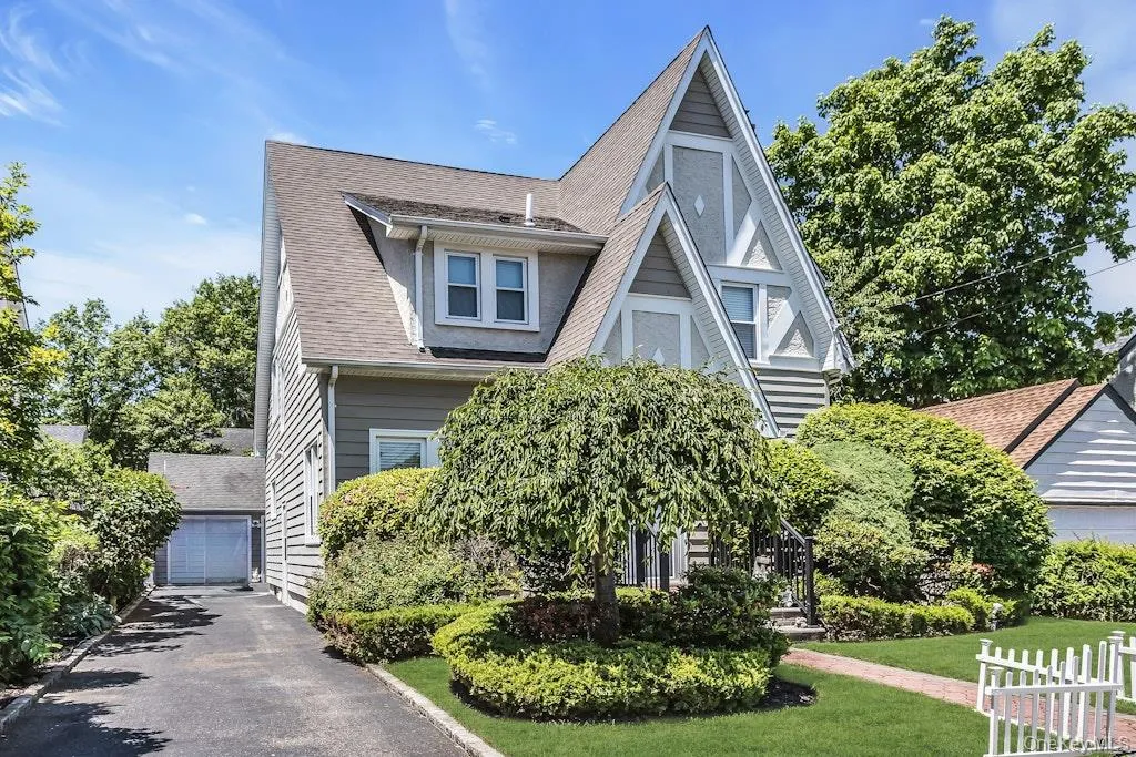 1680 roosevelt Street, Hempstead, NY, 3 Bedrooms Bedrooms, 10 Rooms Rooms,1 BathroomBathrooms,Residential,For Rent,roosevelt,0,1007619 1680 roosevelt Street, Hempstead, NY, 3 Bedrooms Bedrooms, 10 Rooms Rooms,1 BathroomBathrooms,Residential,For Rent,roosevelt,0,1007619