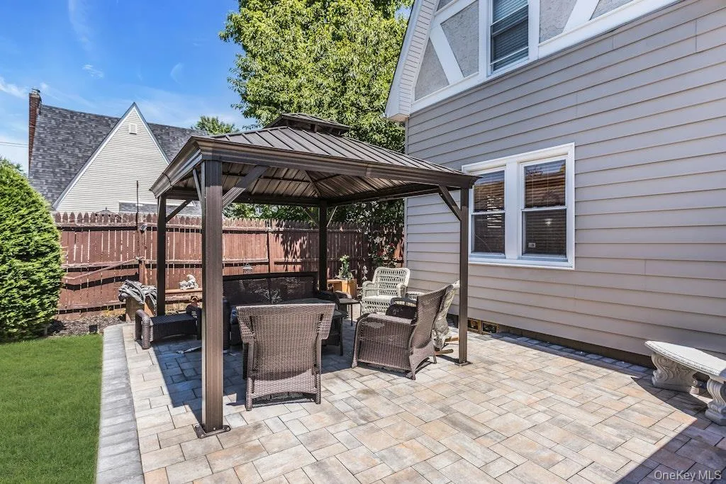 1680 roosevelt Street, Hempstead, NY, 3 Bedrooms Bedrooms, 10 Rooms Rooms,1 BathroomBathrooms,Residential,For Rent,roosevelt,0,1007619 1680 roosevelt Street, Hempstead, NY, 3 Bedrooms Bedrooms, 10 Rooms Rooms,1 BathroomBathrooms,Residential,For Rent,roosevelt,0,1007619